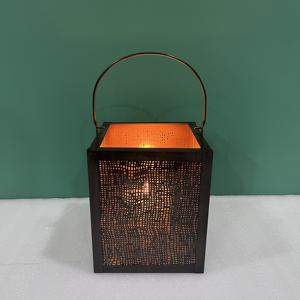 Farol de Hierro Cuadrado de Estilo Marroquí L540 de Diseño Artesanal, con Patrón Hueco Decorativo, para Velas, Ramadán, Eid, para Colgar en la Mesa del Hogar - Product Image 4