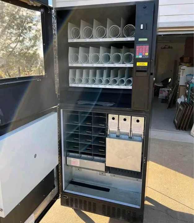 Large Capacity Automatic Combo Snacks Drinks Food/24-Hour Self-Service Screct Package and Snack & Drink Vending Machine For Sale