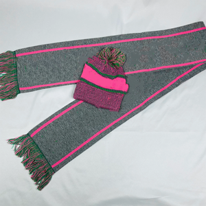 Ensemble 6 pièces bonnet et écharpe longue grise AKA – Personnalisable avec logo, en acrylique, color block, hiver, homme/femme, haute qualité, pour sororité - Product Image 1