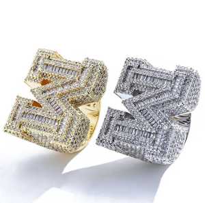 Anillo con Letra M Grande, Estilo Iced Out, con Diamantes Moissanite VVS en Corte Baguette, Anillo de Sello con Inicial, Unisex, Joyería Hip Hop - Product Image 5