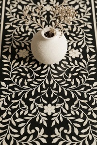Mesa Consola con Incrustaciones de Hueso, Mesa de Entrada Tradicional Hecha a Mano, Mesa Auxiliar con Acentos Florales en Blanco y Negro para Sala de Estar o Dormitorio - Product Image 4