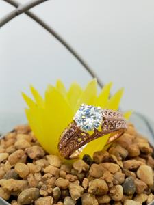Anillo Solitario de Oro Sólido de 10k con Zirconia VVS en Forma Personalizada para Compromiso, Boda, Aniversario, Fiesta, Certificación IGI, Regalo Moderno - Product Image 3