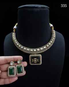 Tendance indienne AD collier pendentif en laiton ensemble avec chaîne de brin de perle Style éthéré pour les femmes de mariage et de fête - Product Image 1