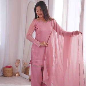 Elegante Conjunto Kurti Patiala Rosa Recto con Dupatta – Traje Salwar Étnico de Diseño Minimalista para Fiesta para Mujer - Product Image 1