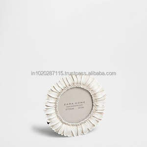 Cadre photo en bois de style vintage offrant une texture vieillie, attrayant pour les amateurs de design rétro et nostalgique pour la maison - Product Image 3