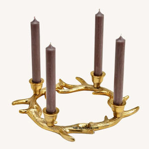 Ideal para decoraciones únicas de recepción de bodas, candelabro con diseño de asta de ciervo en color dorado con elegantes motivos. - Product Image 1