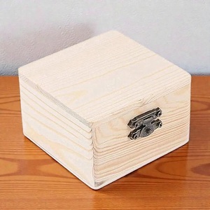 Panneaux de bienvenue en bois brut à poser sur table avec finition en pin naturel écologique et rangement rétro à loquet métallique - Product Image 1