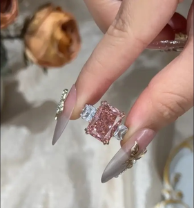 Nouvelle conception Bague de fiançailles en argent sterling plaqué or blanc avec pierre rose en moissanite taille radiant et pierres latérales, bague de voyage - Product Image 4