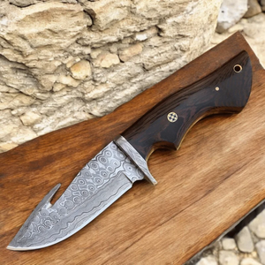 Couteau de survie artisanal en acier Damas avec manche ergonomique en bois, lame fixe et étui de protection en cuir - Product Image 3