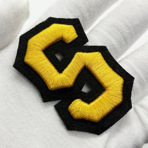 Parches Tejidos Ecológicos y Sostenibles - Tejido Damasco Bordado con Cruz Dorada, para Coser, Color Personalizado, Logotipo, Alfabeto Inglés para Sombreros - Product Image 2