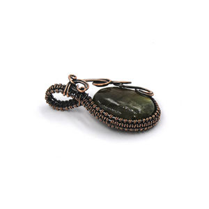 Pendentif ovale en labradorite enroulé sur fil, plaqué or 18 carats, cuivre, 55x30mm, vente en gros |   Bijoux bohèmes faits à la main avec pierres précieuses - Product Image 2