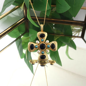 Joyería ligera de ónix negro con colgante de cruz y circonitas, con dijes de perlas, cadena de latón macizo chapada en oro de 18k. - Product Image 4