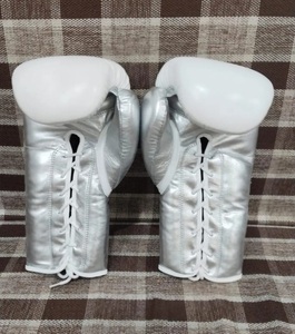 No Boxing No Life Guantes de Entrenamiento y Sparring de MMA de Cuero Genuino Blanco Plateado con Cordones, Logotipo Grabado, Antideslizantes y Muñequera Ajustable para Adultos - Product Image 2