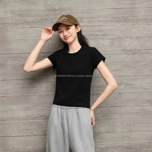 T-shirt à col rond 230gsm pour femmes avec logo personnalisé Style formel Y2K avec décoration de chaînes Taille XS Essentiels d'été - Product Image 1