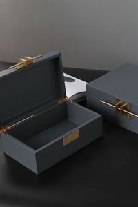 Élégante boîte de rangement double en velours royal avec accents de pompons, en métal durable, taille et couleur personnalisables pour l'organisation de bijoux - Product Image 4