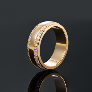 Anillo de Eternidad AMBER JEWELS Chapado en Oro de 18K con Moissanita de Corte Brillante Redondo y Engaste de Canal, Anillo de Boda Clásico Unisex - Product Image 3