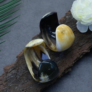 Conjunto de Pulseras y Brazaletes de Cuerno de Búfalo Ecológico Oscuro, Hechos a Mano y Personalizados con Temática Animal, Modelo Artístico Coleccionable de Uttar Pradesh - Product Image 5