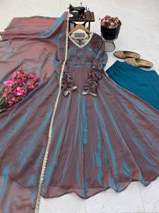 Traje Anarkali Tradicional Indio GRIS para Boda, Largo hasta el Suelo, Corte Holgado, Poliéster, Ropa Étnica para Mujer con Dupatta Dorada - Product Image 2