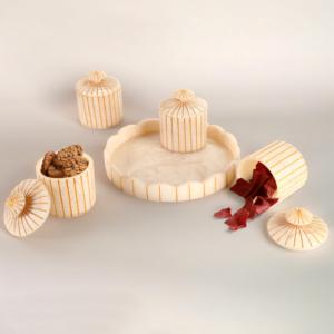 Juego de Recipientes de Resina de Lujo con Bandeja, 4 Piezas, Recipientes Decorativos para Frutos Secos con Tapas, para Cocina, Mesa de Comedor, Regalos para el Hogar - Product Image 1