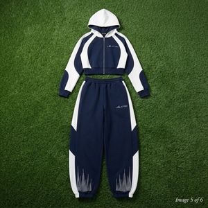 Conjunto Deportivo Personalizado para Mujer, Sudadera con Cremallera y Paneles en Contraste Azul Marino y Blanco, Pantalones Deportivos con Pedrería, Venta al Por Mayor OEM - Product Image 5
