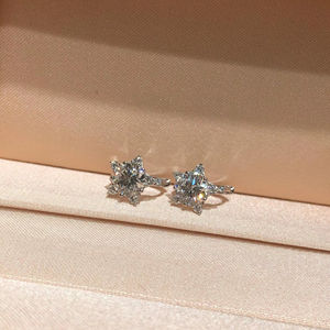 Pendientes de Aro con Forma de Estrella de Diamante Cultivado en Laboratorio en Oro Blanco de 14K, Aros de Diamante Redondos con Forma de Estrella, Joyería Fina Elegante y Chic - Product Image 1