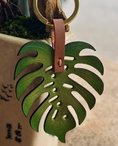 Porte-clés en cuir fait main en forme de feuille de Monstera, cadeau pour les amateurs de plantes, accessoire unique pour les passionnés de plantes, breloque en cuir - Product Image 4