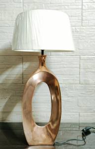 Lámpara de metal decorativa para sala de estar, soporte de lámpara ovalado creativo, bombillas halógenas y LED, luz blanca cálida, tela de lino minimalista - Product Image 5