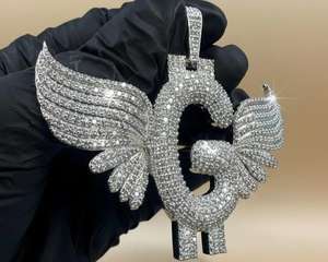 จี้รูปปีกนางฟ้าประดับเพชรโมอิสซาไนต์ VVS แบบกำหนดเอง ตัวเรือนเงินแท้ 925 พร้อมจี้ตัวอักษรชื่อสั่งทำพิเศษ สำหรับเป็นของขวัญวันเกิด - Product Image 4