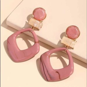Boucles d'oreilles en résine faites à la main de qualité supérieure pour femmes, accessoires de mode élégants et légers avec un design décoratif artistique - Product Image 4