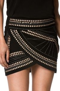 Mini-jupe asymétrique noire cloutée pour femme, design géométrique, tenue de club sexy, décorée de rivets, tissu extensible - Product Image 3