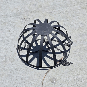 Grand panier suspendu en métal noir avec cadre en fer courbé décoratif et support de pot de fleurs suspendu à une chaîne pour l'extérieur - Product Image 2