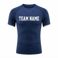 Chemise de protection anti-UV bleu marine à manches courtes pour homme avec bordure blanche et impression du nom de l'équipe sur le devant, en polyester à séchage rapide