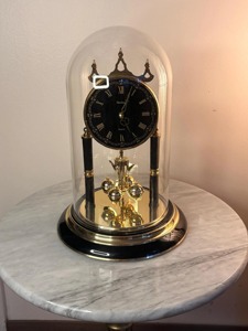 Horloge de bureau en laiton tendance, forme circulaire, chiffres romains, mouvement à quartz, sonnerie horaire, design traditionnel - Product Image 4