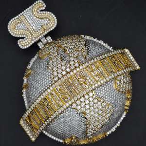 Colgante de Lujo con Moissanita Helada en Forma de Bolsa de Dinero 'El Valor Es Inestimable', Texto Baguette, Oro Bicolor, Joyería Hip Hop SENSUOUS JEWELS - Product Image 1