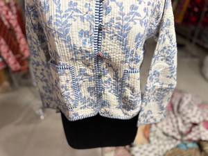 Chaqueta acolchada floral para mujer, cuello en V, manga larga, algodón, para primavera, grosor estándar, cierre de botones, bolsillos con parche, regalo para ella - Product Image 5