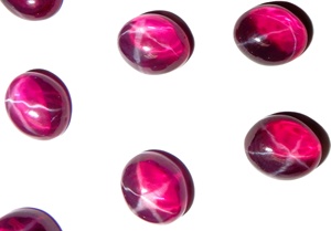 Rubis étoilé transparent ovale 9x11 mm 6 carats, cabochon poli créé en laboratoire avec effet étoile à 6 branches pour la fabrication de bijoux - Product Image 3