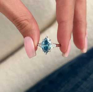 Anillo de tres piedras con moissanita de corte marquesa azul vibrante de 2 quilates para unisex, plata 925 original, regalo de boda o fiesta para ella - Product Image 2