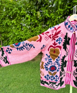Veste en coton tricotée et brodée faite à la main pour femme, rose, motif floral ethnique, style bohème, respirante, écologique, coupe chauve-souris, col montant - Product Image 3