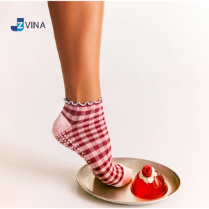 Chaussettes de Pilates personnalisées avec logo, couleur bordeaux, motif pied-de-poule, grip intérieur double direction, antidérapantes pour femme, yoga, barre, usage quotidien, design gratuit - Product Image 3