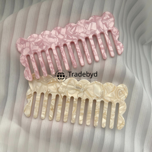Peigne en résine artisanal de luxe Tradebyd pour démêler les cheveux, favoriser un coiffage fluide et des soins capillaires sains - Product Image 1