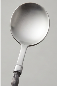 Juego de cubiertos metálicos vintage con mangos retorcidos, cuchara, tenedor, cuchillo, acabado mate, diseño duradero para uso en catering. - Product Image 4