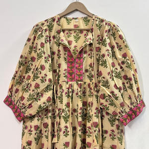 เดรสสั้นคอวี แขนสามส่วน ผ้าฝ้ายพิมพ์ลายดอกไม้ด้วยมือ เป็นมิตรต่อสิ่งแวดล้อม แต่งลูกไม้ เอวธรรมชาติ ซักได้ สไตล์คีร่า โบฮีเมียน เหมาะสำหรับใส่ทำงาน - Product Image 3