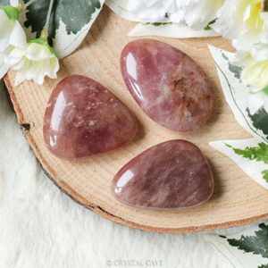 Pierre de quartz fraise naturelle polie, forme roulée, de haute qualité, pour la méditation et la guérison. - Product Image 3