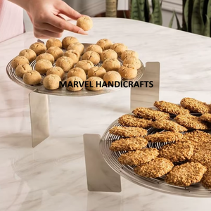 Juego de bandejas redondas de acero inoxidable con soporte elevado, bandeja de alambre para servir alimentos, expositor de galletas para cocina, mesa de comedor y catering - Product Image 2