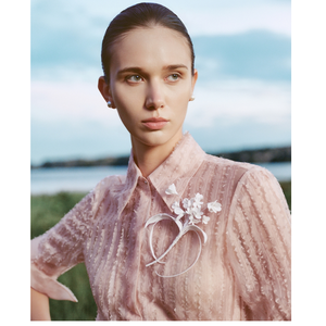 เครื่องประดับเสื้อผ้าแฟชั่นชั้นสูง ดอกไม้ผ้าทำมือ ประดับเสื้อผ้า ETHEREAL WHITE FLOWER ตกแต่งเสื้อแจ็คเก็ต ชุดเดรส ผ้าพันคอ - Product Image 1