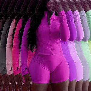 Ensemble deux pièces personnalisé pour femme : Vêtements de sport, de détente et de fitness – Ensemble veste et short de survêtement - Product Image 1