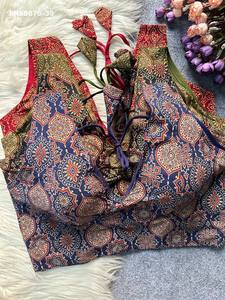 Blouse en coton Ajrakh à col en V, imprimé galaxie, style moderne, élégante et attrayante, fabriquée en Inde. - Product Image 2