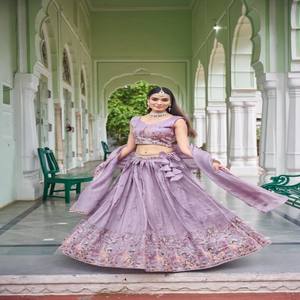 VASTRA COTTAGE Lehenga Premium de Diseño con Bordado Dorado y Choli Bordado con Dupatta de Lujo para Bodas - Product Image 5