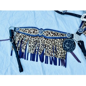 Ensemble de têtière et de collier de poitrail pour cheval en cuir noir style western à imprimé léopard, avec conchos en strass bleus et franges, équipement équestre - Product Image 4