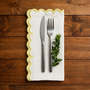 Serviette en tissu de coton jaune élégante avec bordure festonnée pour les banquets - Product Image 3